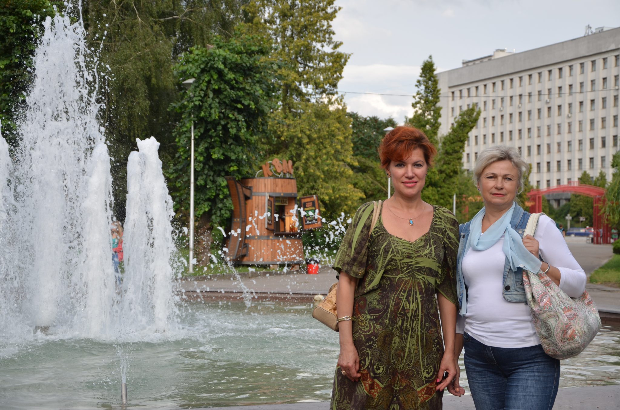 Viktoria und Maria (hier in der Stadt) helfen ihren Klientinnen und deren Kindern. Foto: Theodora Höger